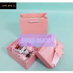 Caja con bolsa para regalo con lazo rosa